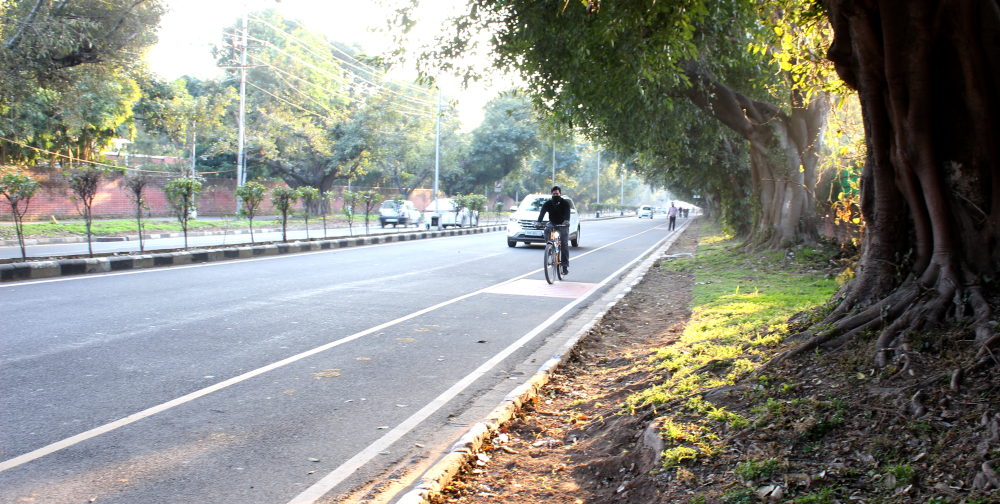 Sarovar Path au niveau du secteur 8, cohabitation de la voiture et des cyclistes