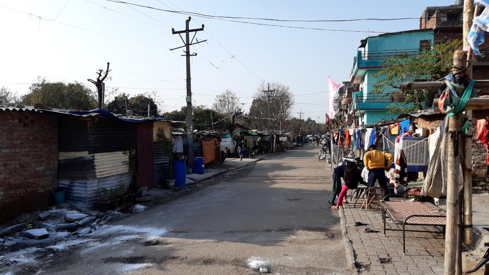 Rue d'un bidonville situé dans le plan othogonal - secteur 25