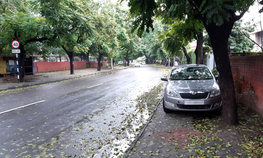 Un classique, une voiture est garée sur le trottoir - Secteur 9