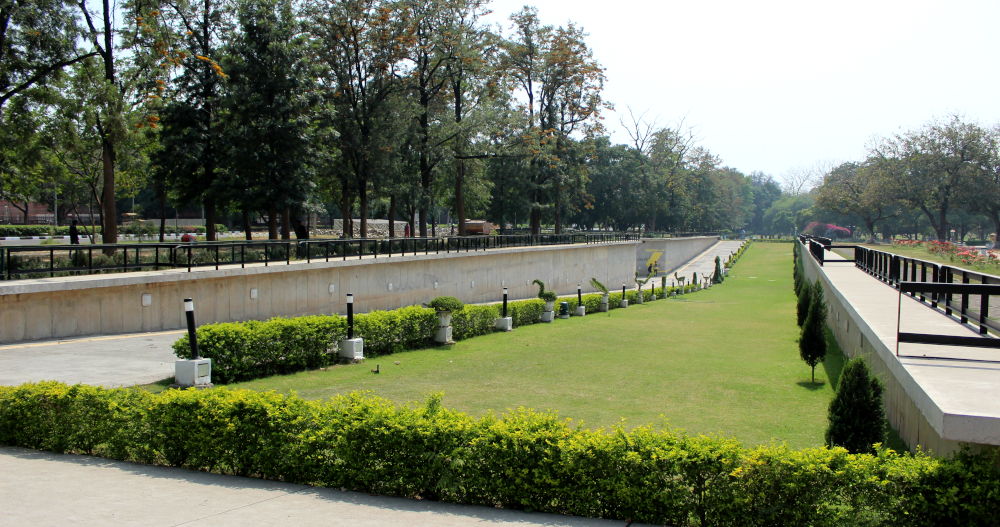 Vue sur la rampe d'accès du passage souterrain reliant le Rose Garden au secteur 17