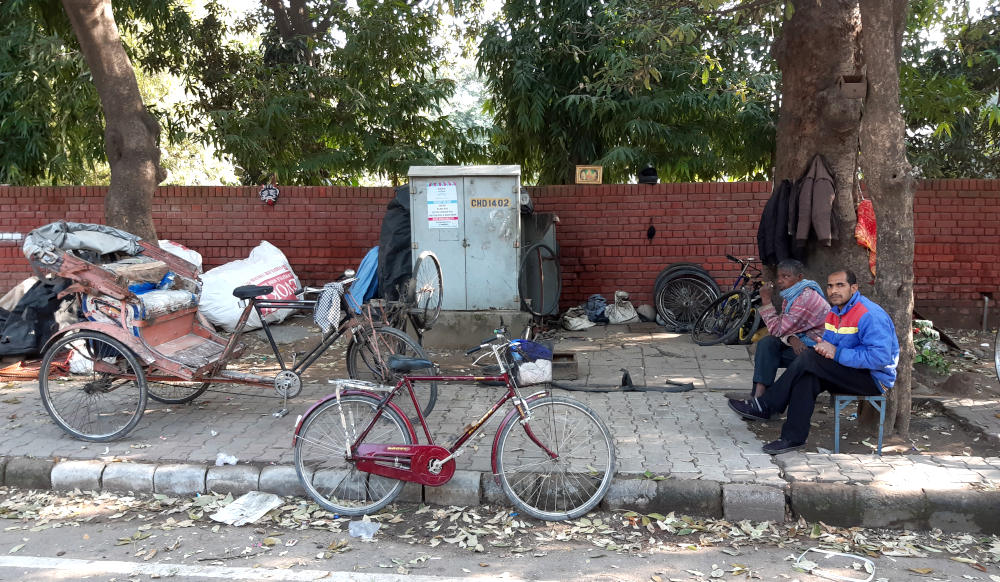 L'atelier en plein-air d'un réparateur de vélos en bord de route - secteur 9